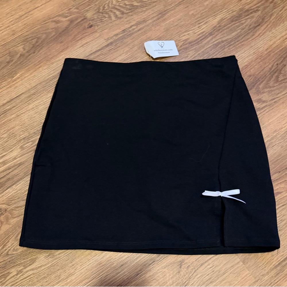 NWT Windsor Black Skirt with Bow Accent size medium  (0069)